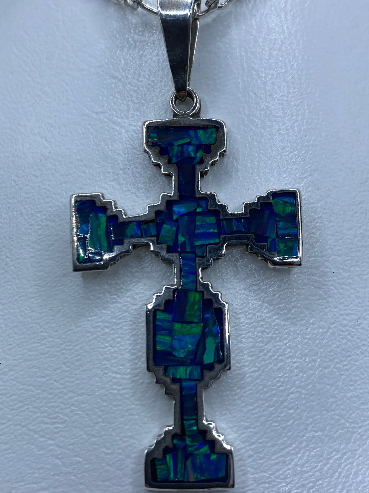 Detalle del engaste a mano del ópalo de fuego azul en la cruz de Taxco