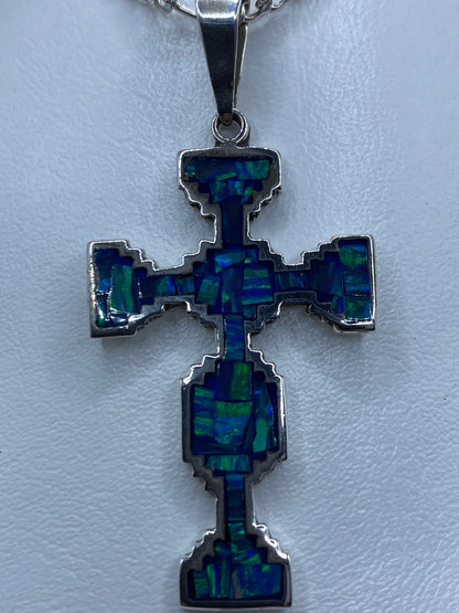 Detalle del engaste a mano del ópalo de fuego azul en la cruz de Taxco