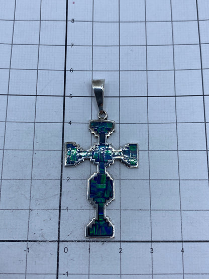 Dije cruz de 5.5 cm sobre escala métrica mostrando tamaño y el Quinto 950 de México