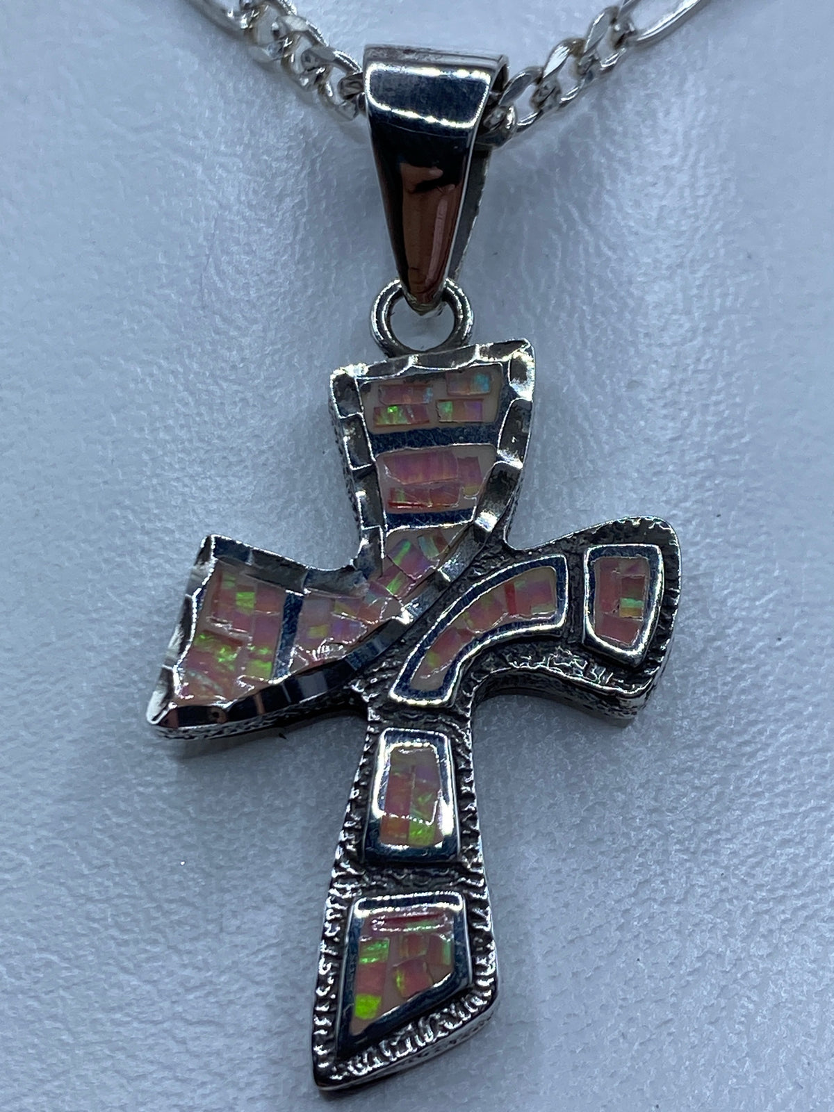 Dije cruz de plata 950 con ópalo de fuego rosa en vista frontal