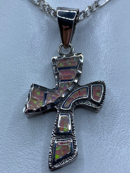Dije cruz de plata 950 con ópalo de fuego rosa en vista frontal