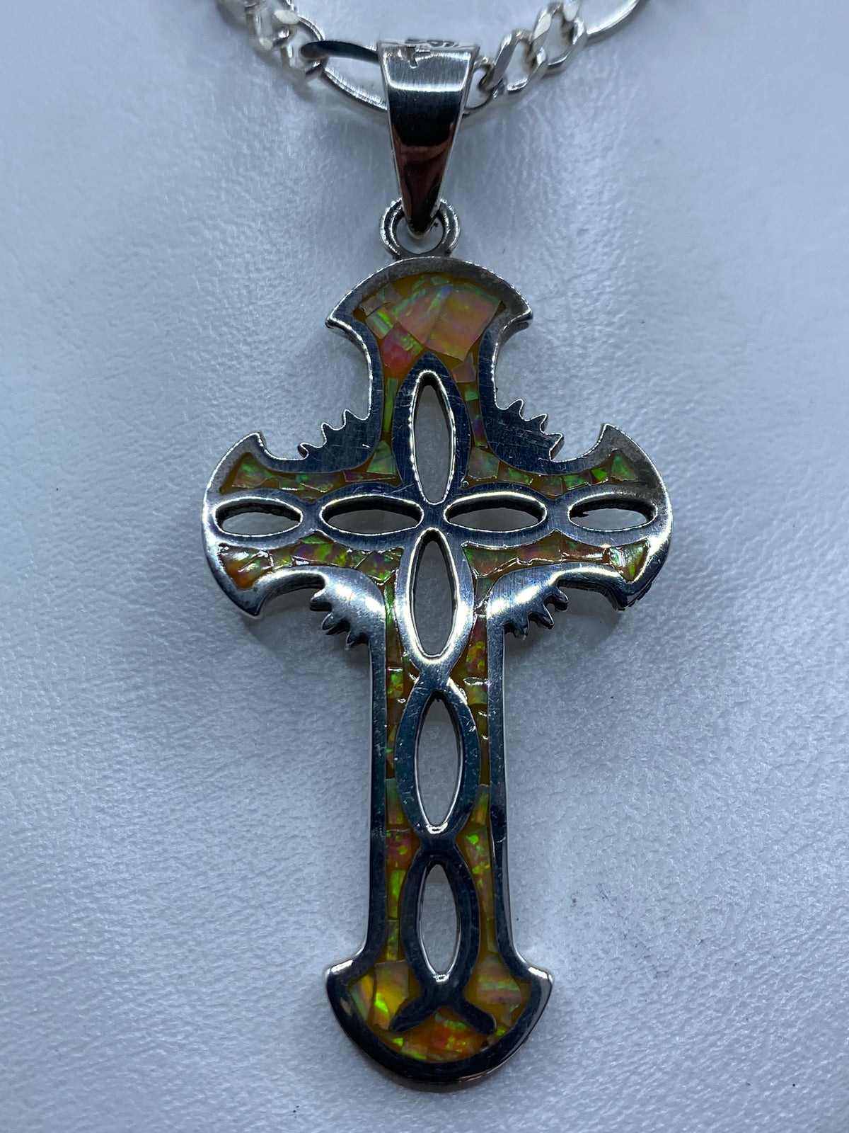 Dije cruz religiosa de plata 950 con ópalo de fuego tornasol colgado de cadena de plata