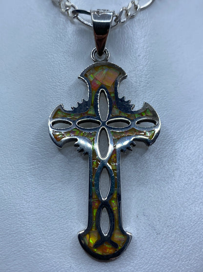 Dije cruz religiosa de plata 950 con ópalo de fuego tornasol colgado de cadena de plata