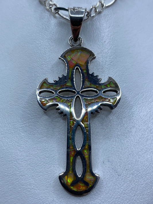 Dije cruz religiosa de plata 950 con ópalo de fuego tornasol colgado de cadena de plata