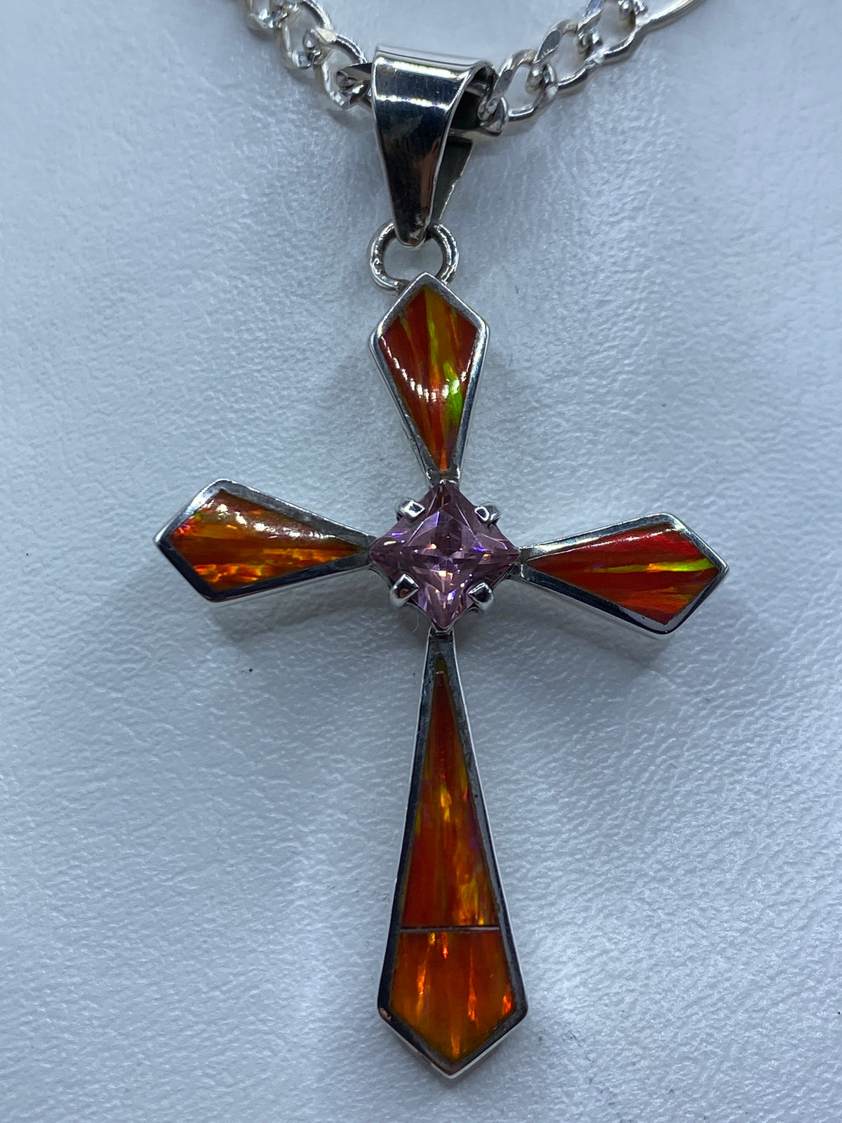 Dije cruz religiosa de plata 950 con ópalo de fuego naranja y circonia rosa, colgado en cadena de eslabones