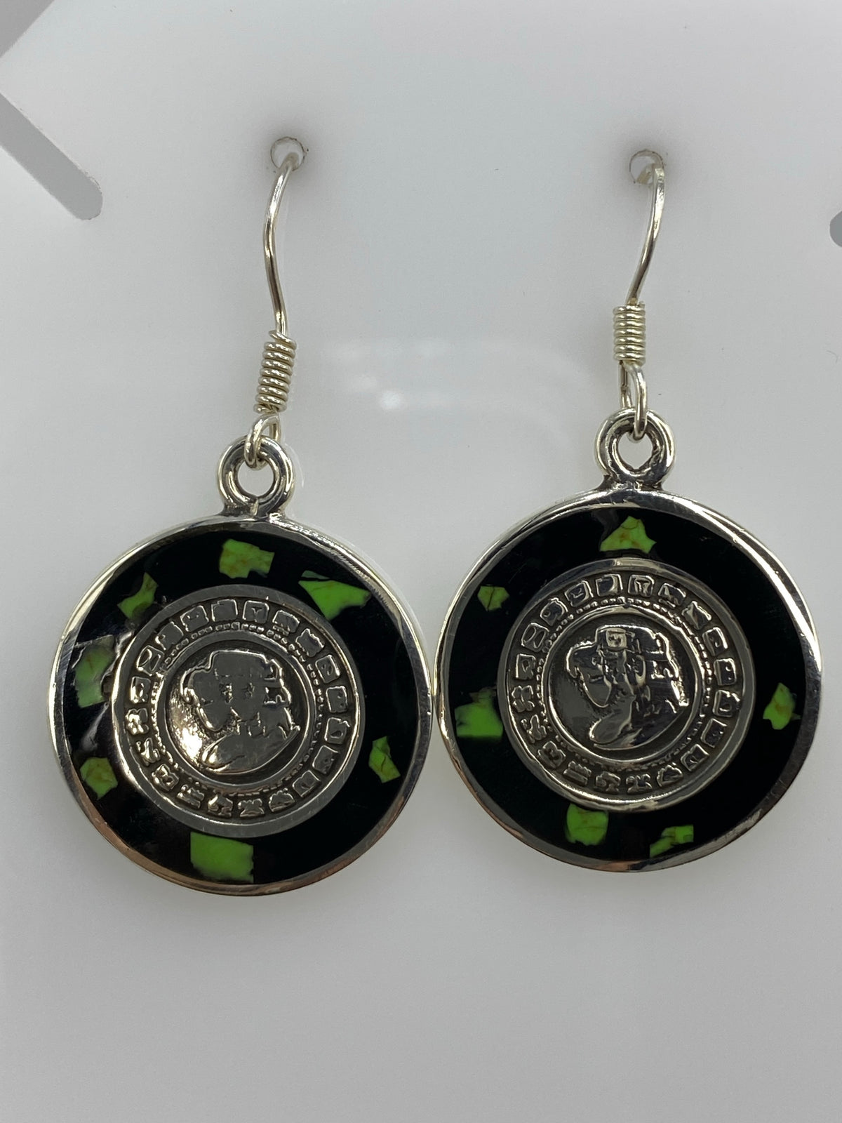 Aretes de plata 925 con ónix negro en diseño Calendario Azteca, colgando del gancho