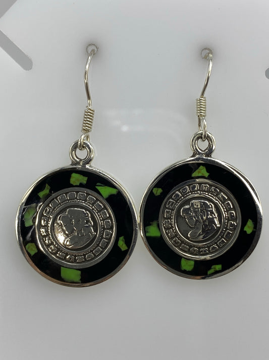 Aretes de plata 925 con ónix negro en diseño Calendario Azteca, colgando del gancho
