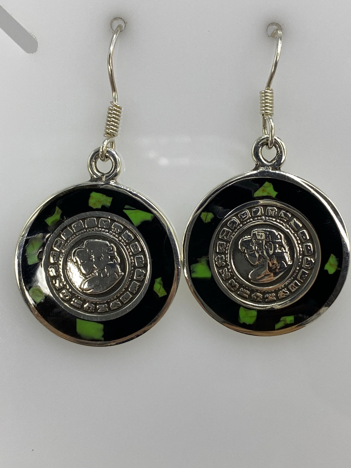 Aretes sobre escala mostrando el peso de 12.73 gramos del par