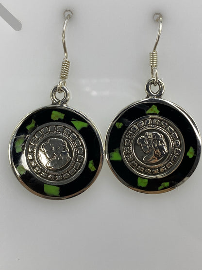Aretes sobre escala mostrando el peso de 12.73 gramos del par