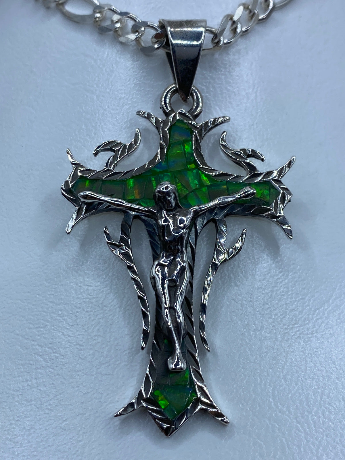 Cruz religiosa de plata 950 con ópalo de fuego verde limón, alas ornamentales labradas a mano