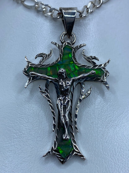Cruz religiosa de plata 950 con ópalo de fuego verde limón, alas ornamentales labradas a mano