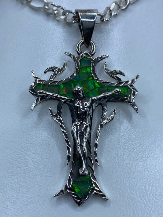 Cruz religiosa de plata 950 con ópalo de fuego verde limón, alas ornamentales labradas a mano