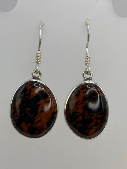 Par de aretes de plata 950 con Ojo de Tigre café, 4 cm de largo, sobre fondo blanco