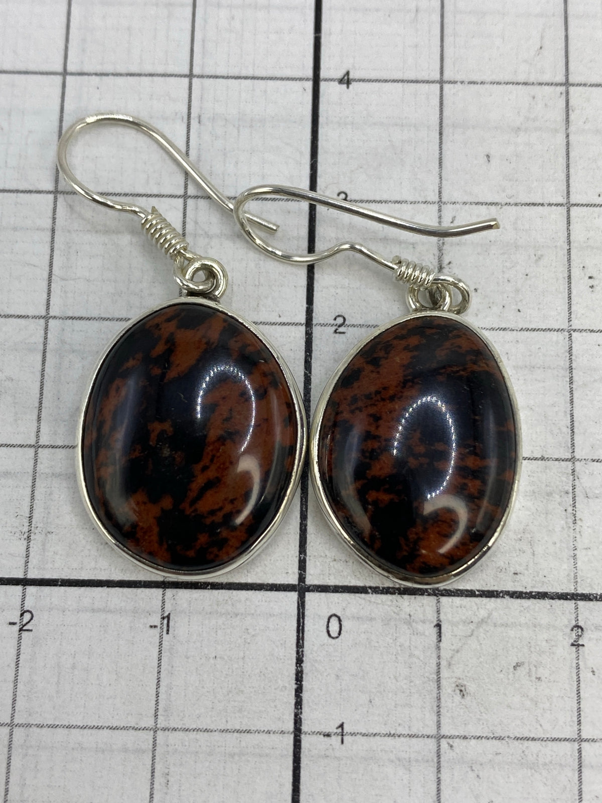 Reverso de aretes mostrando Quinto 950 grabado en plata de Taxco