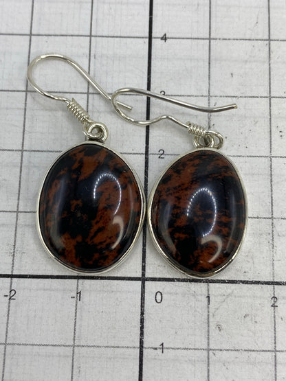 Reverso de aretes mostrando Quinto 950 grabado en plata de Taxco