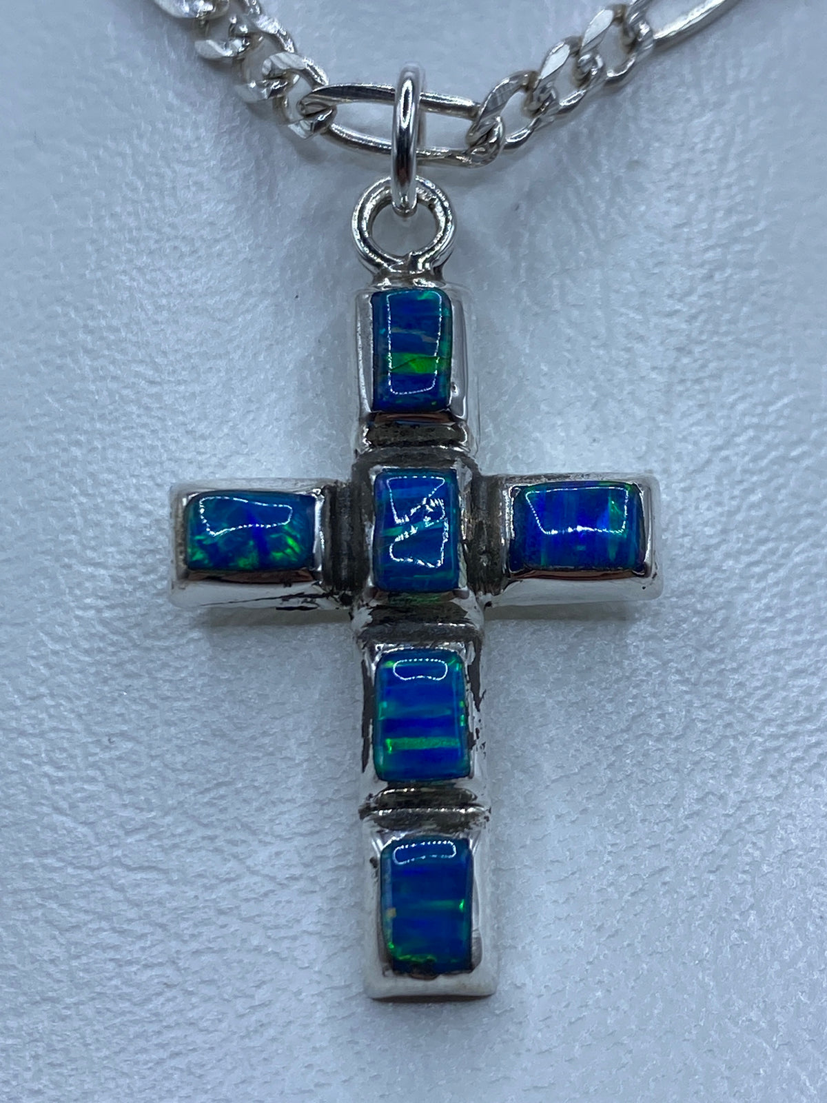 Cruz dije de plata 950 con ópalo de fuego azul en cadena plateada