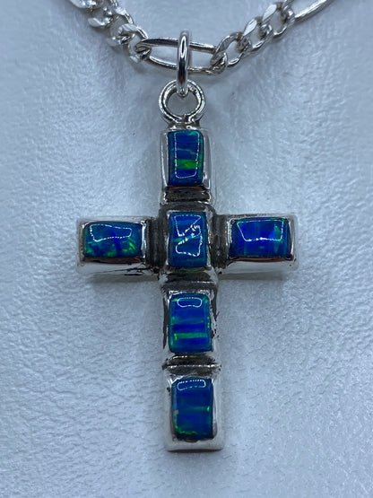 Cruz dije de plata 950 con ópalo de fuego azul en cadena plateada