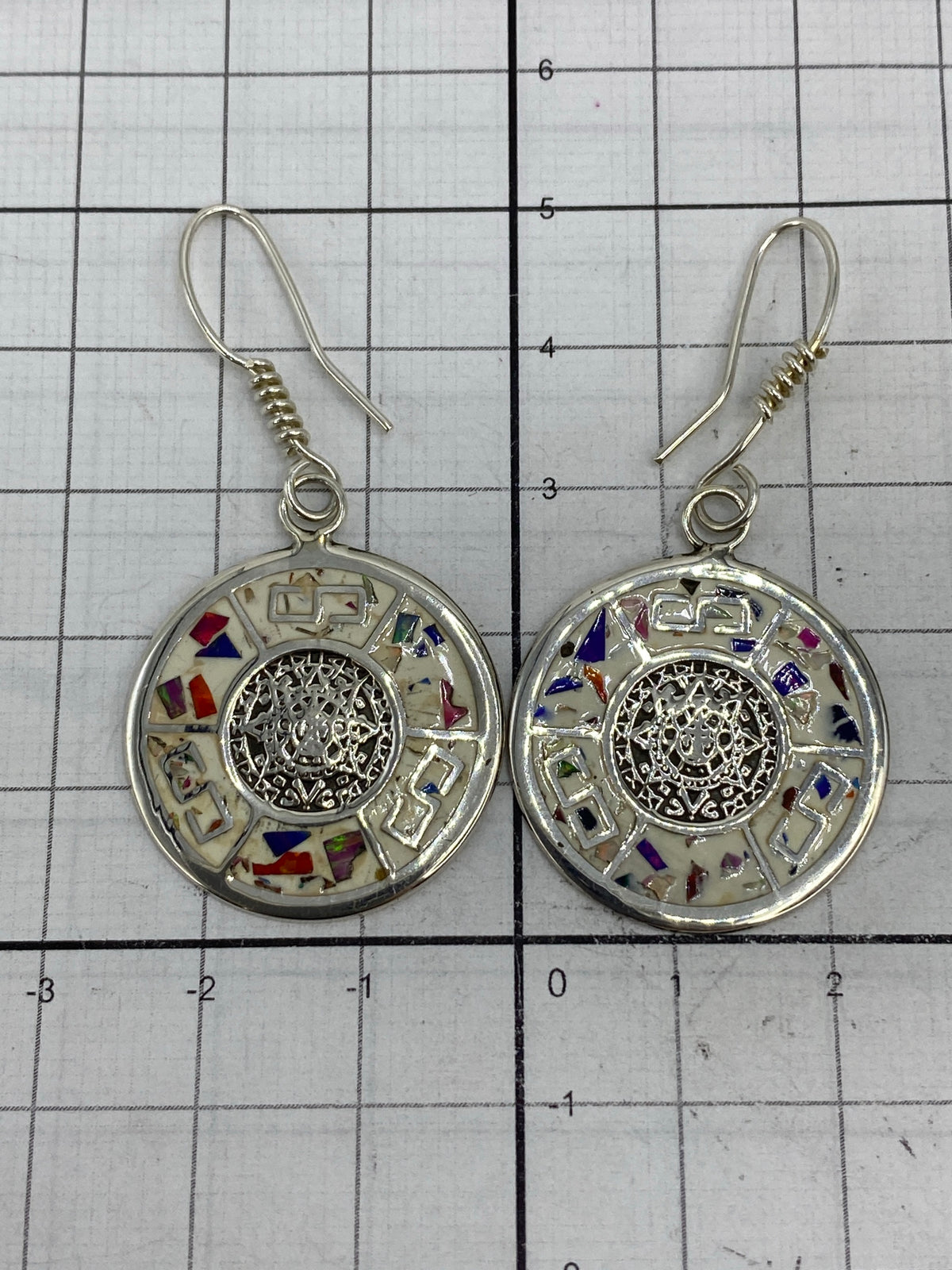 Aretes pesados en la balanza mostrando 8.38 gramos, Quinto 925 visible