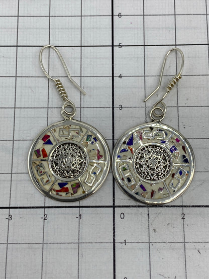 Aretes pesados en la balanza mostrando 8.38 gramos, Quinto 925 visible