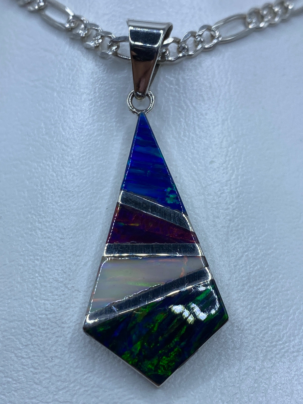 Dije de plata 950 con ópalo de fuego multicolor en forma de gota sobre cadena figaro