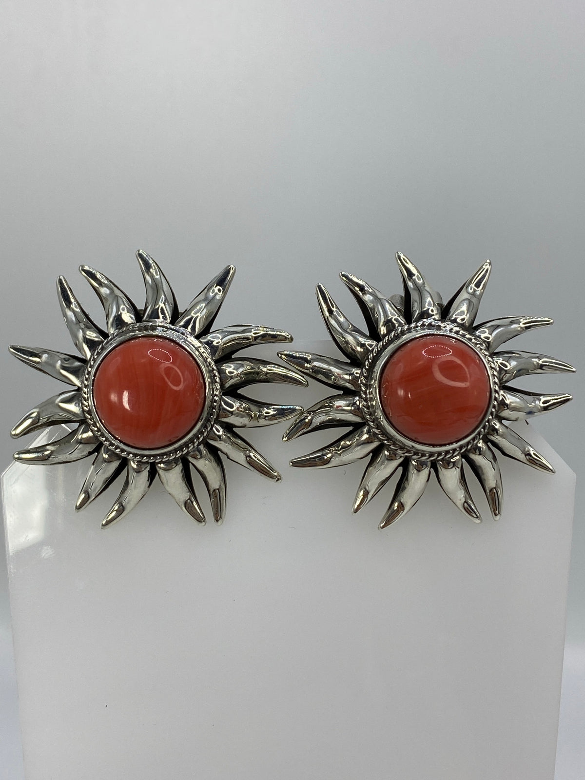 Par de aretes sol coral rosa con rayos de plata 925, vistos de frente