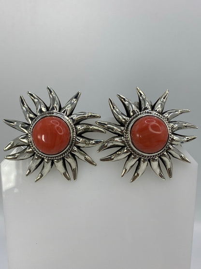 Par de aretes sol coral rosa con rayos de plata 925, vistos de frente