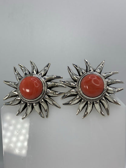 Aretes de coral engastado a mano en plata, detalle del diseño floral