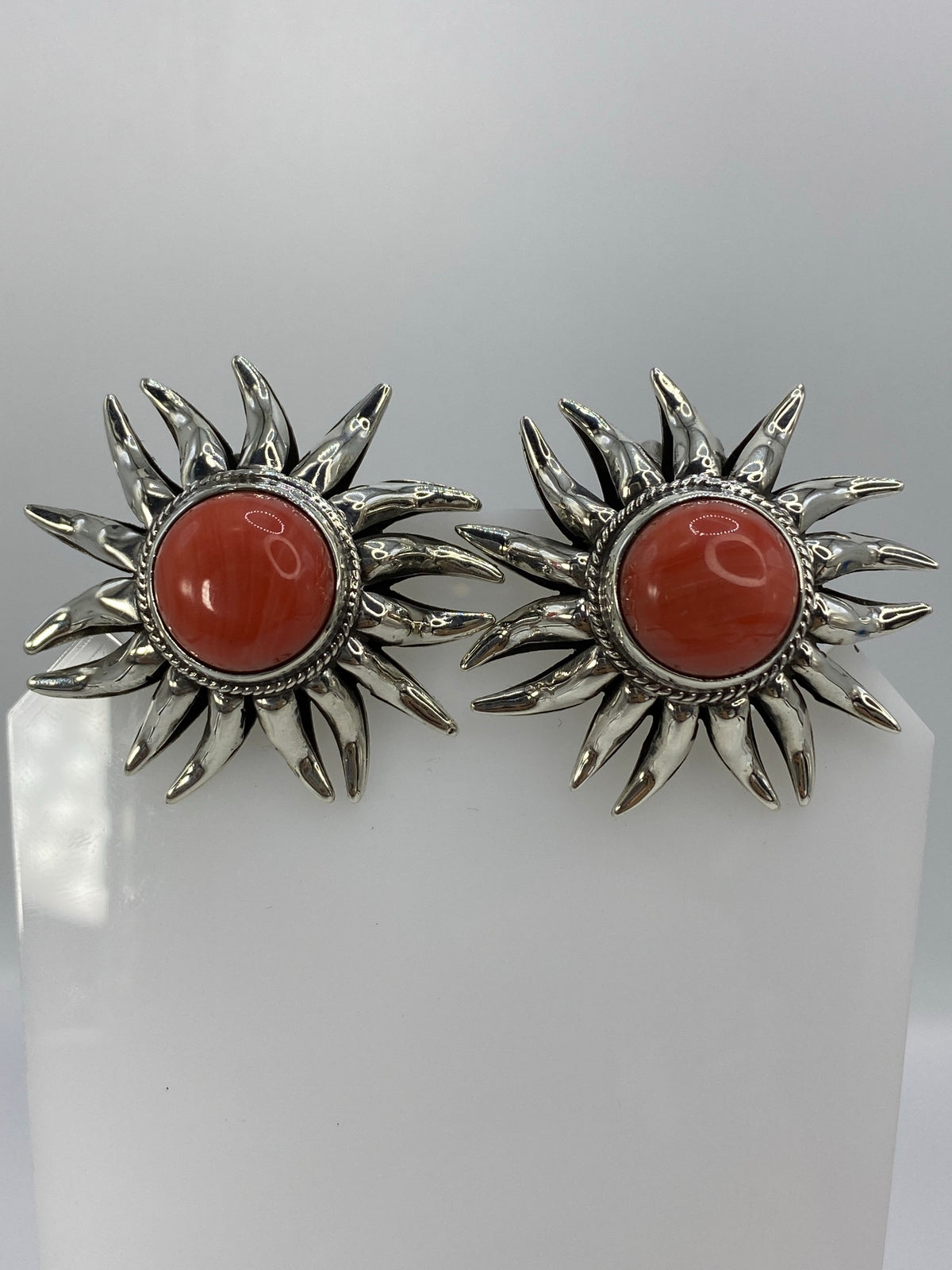 Aretes sol coral rosa 3.7 cm, fotografía con escala en centímetros