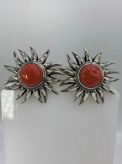 Aretes sol coral rosa 3.7 cm, fotografía con escala en centímetros