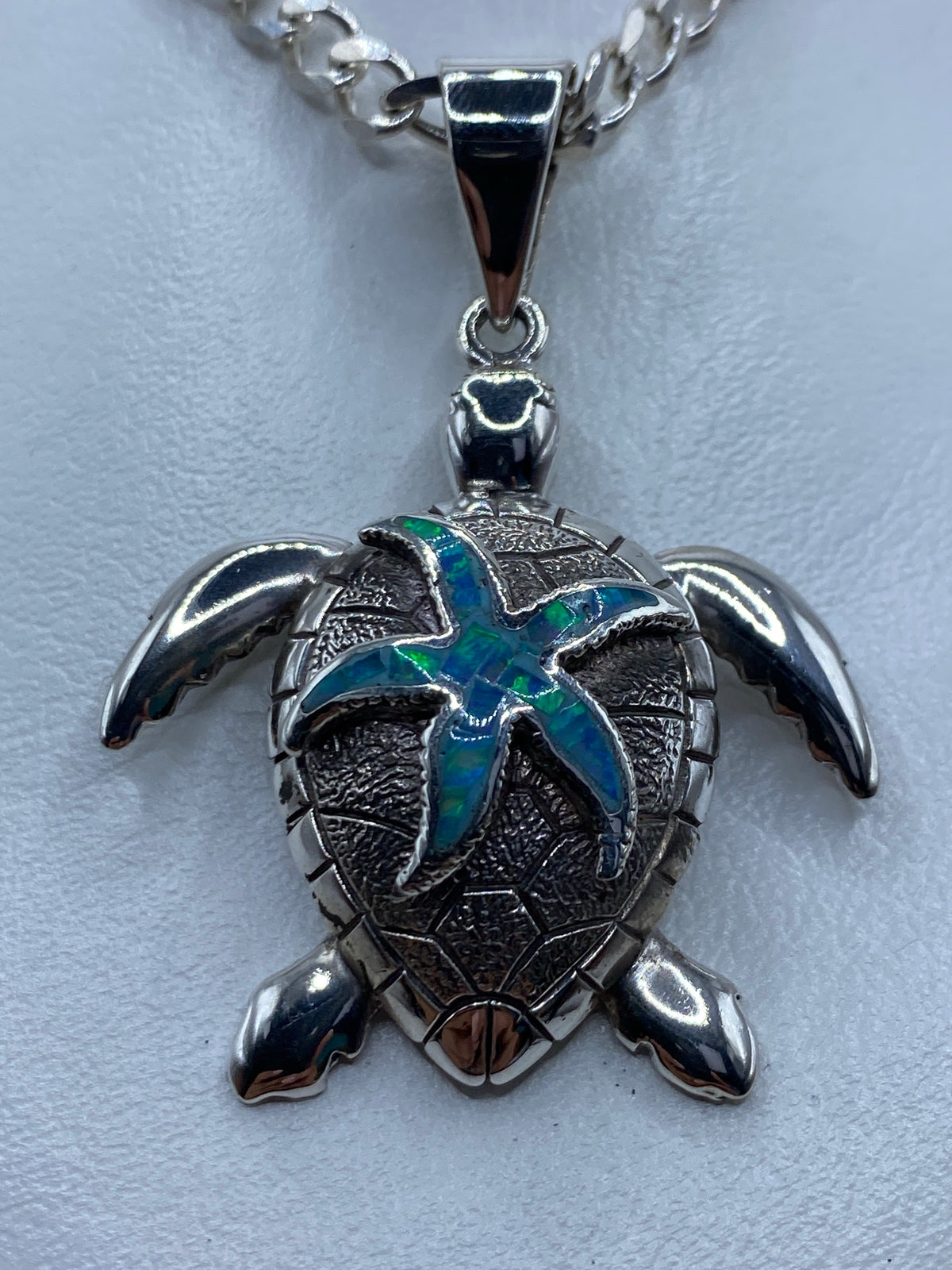 Dije Tortuga Marina de plata 950 con ópalo de fuego azul cielo en cadena de eslabones