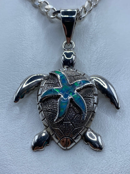 Dije Tortuga Marina de plata 950 con ópalo de fuego azul cielo en cadena de eslabones
