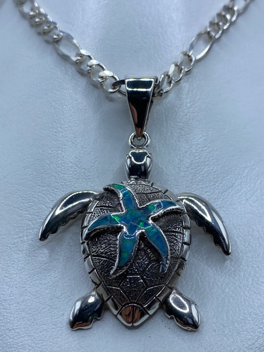 Detalle frontal de la Tortuga Marina mostrando el ópalo engastado en las aletas