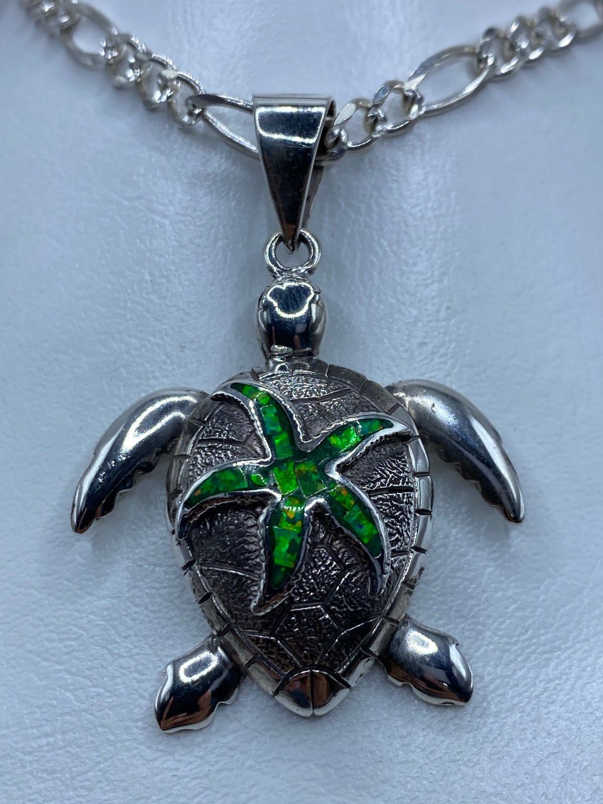 Dije tortuga marina en plata 950 con ópalo de fuego verde limón, patas pulidas, caparazón grabado