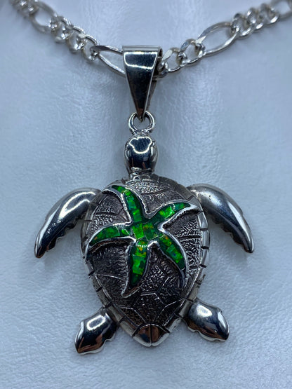 Dije tortuga marina en plata 950 con ópalo de fuego verde limón, patas pulidas, caparazón grabado