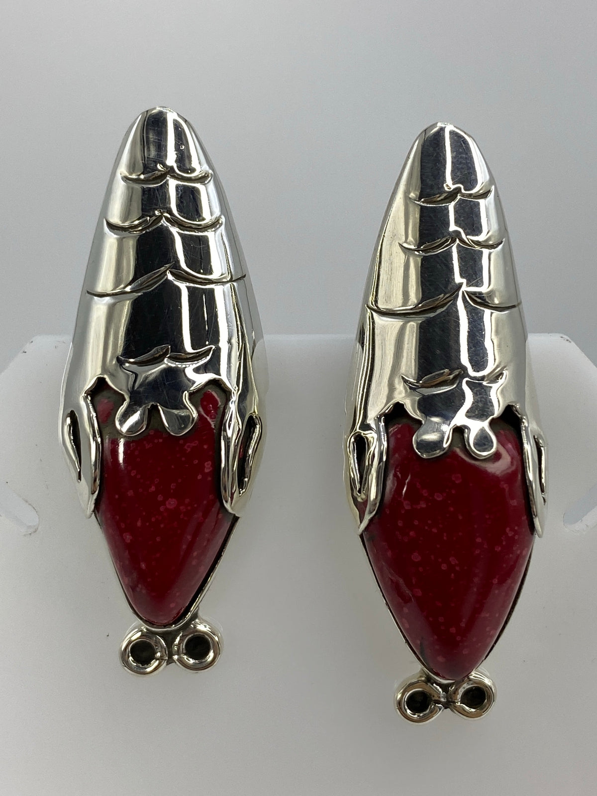 Par de aretes de plata 950 con coral rojo engastado, lado frontal mostrando el color rojo profundo