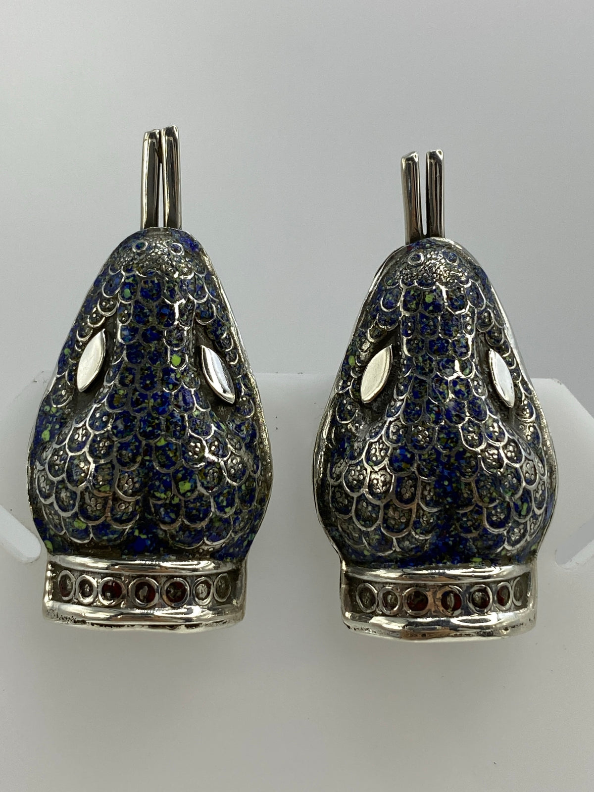 Par de aretes de plata 925 con lapislázuli azul, diseño prehispánico, colgados sobre fondo blanco