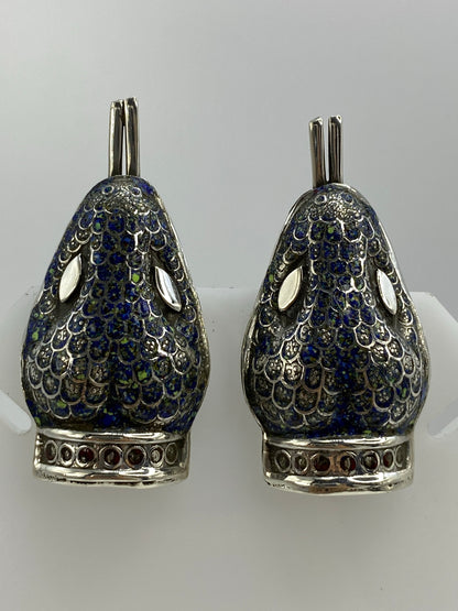 Par de aretes de plata 925 con lapislázuli azul, diseño prehispánico, colgados sobre fondo blanco