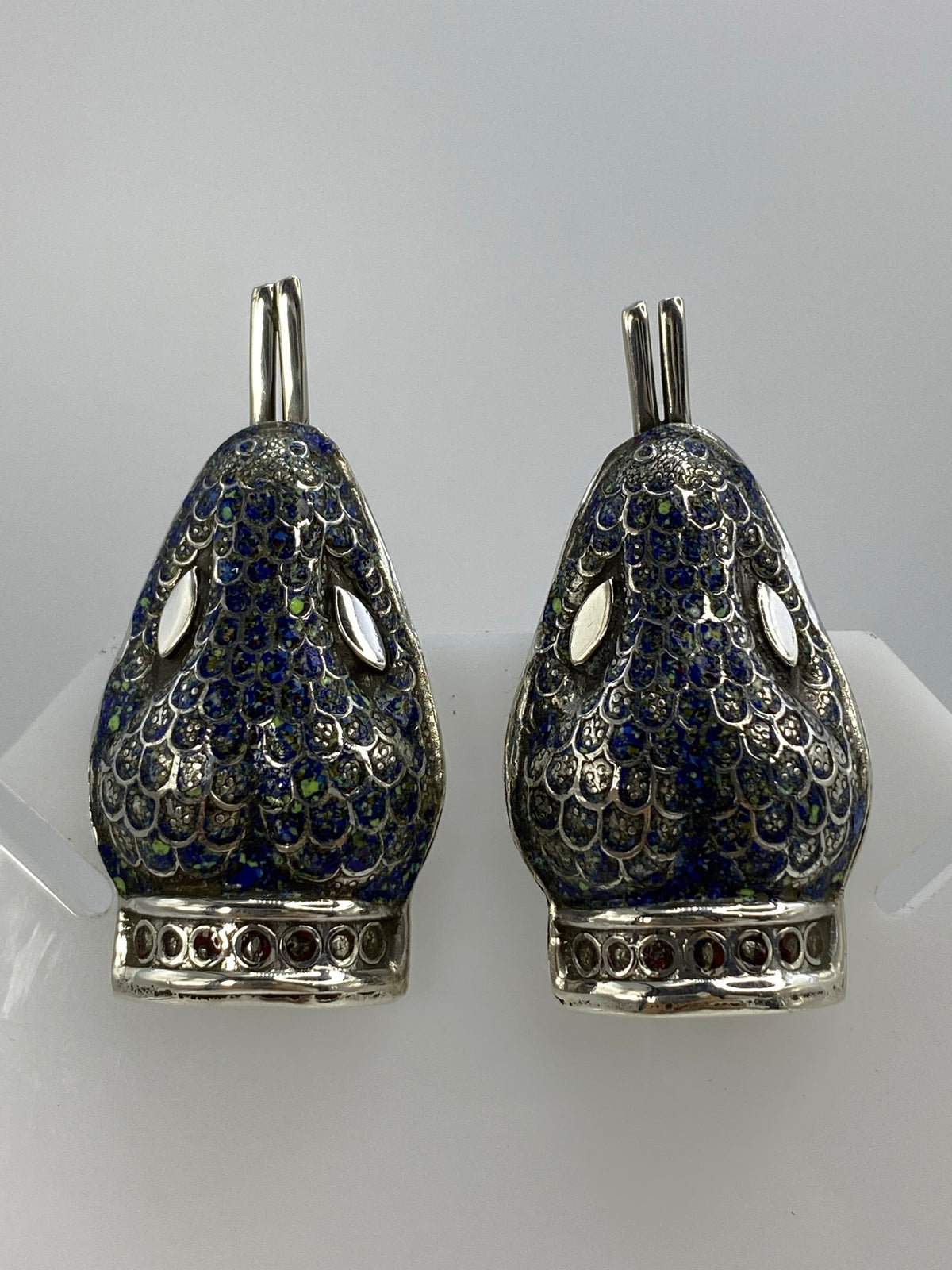 Detalle frontal de los aretes mostrando el lapislázuli azul intenso y la filigrana de plata