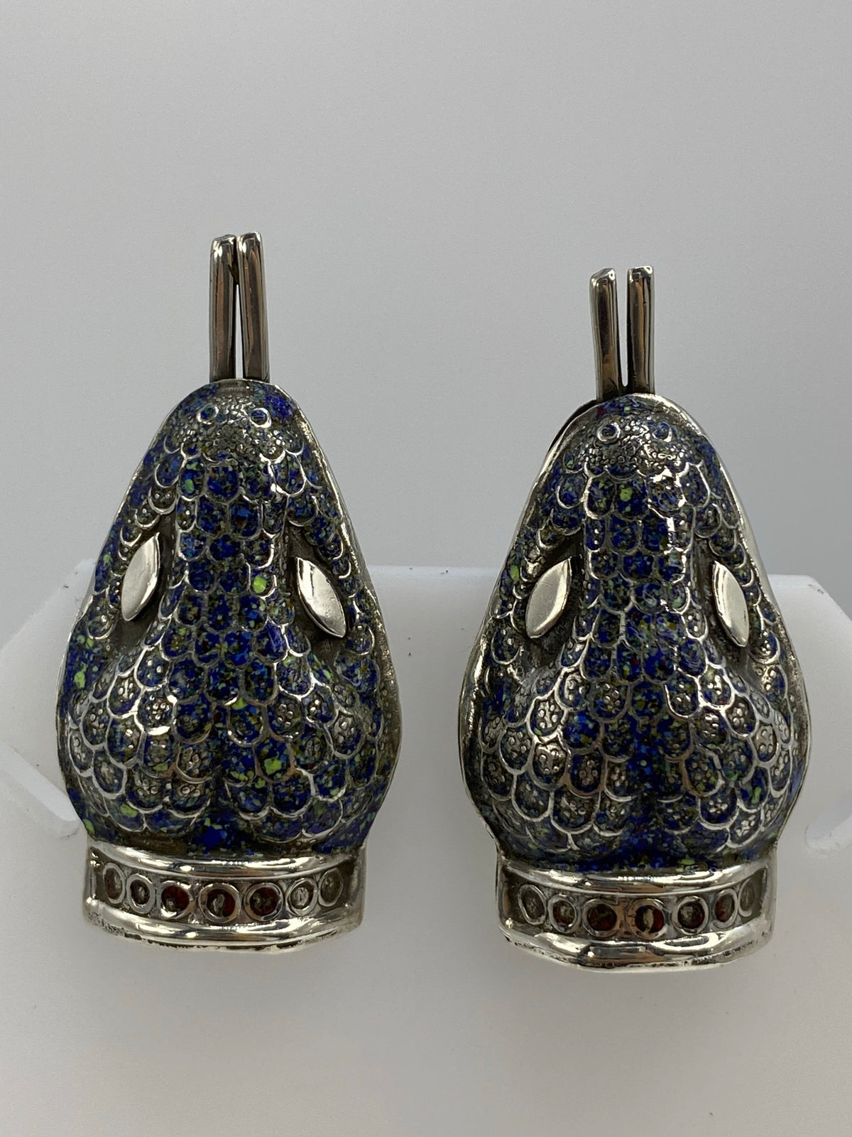 Los dos aretes en escala con regla, miden 4 cm de largo