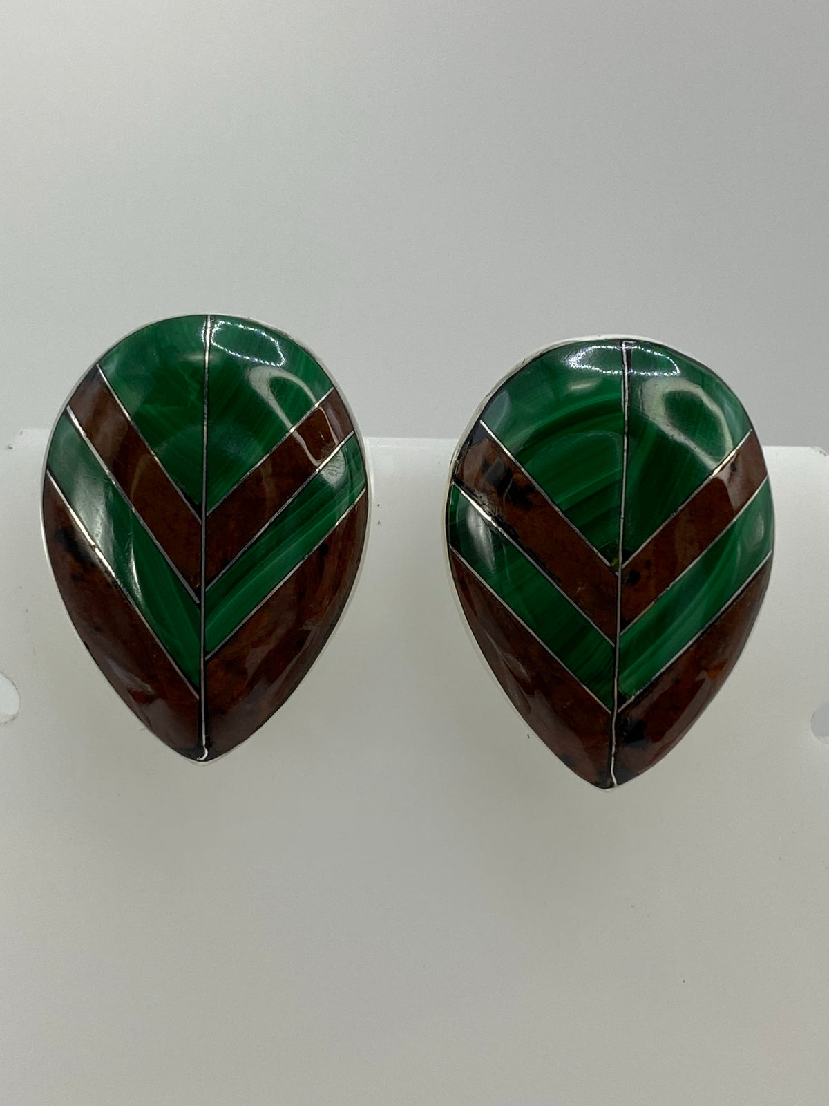 Par de aretes de plata 925 con malaquita verde y ojo de tigre café, forma ovalada