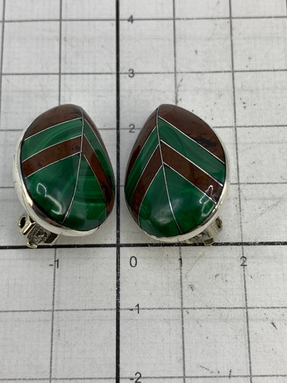 Aretes sobre fondo azul mostrando el Quinto 925 en la plata
