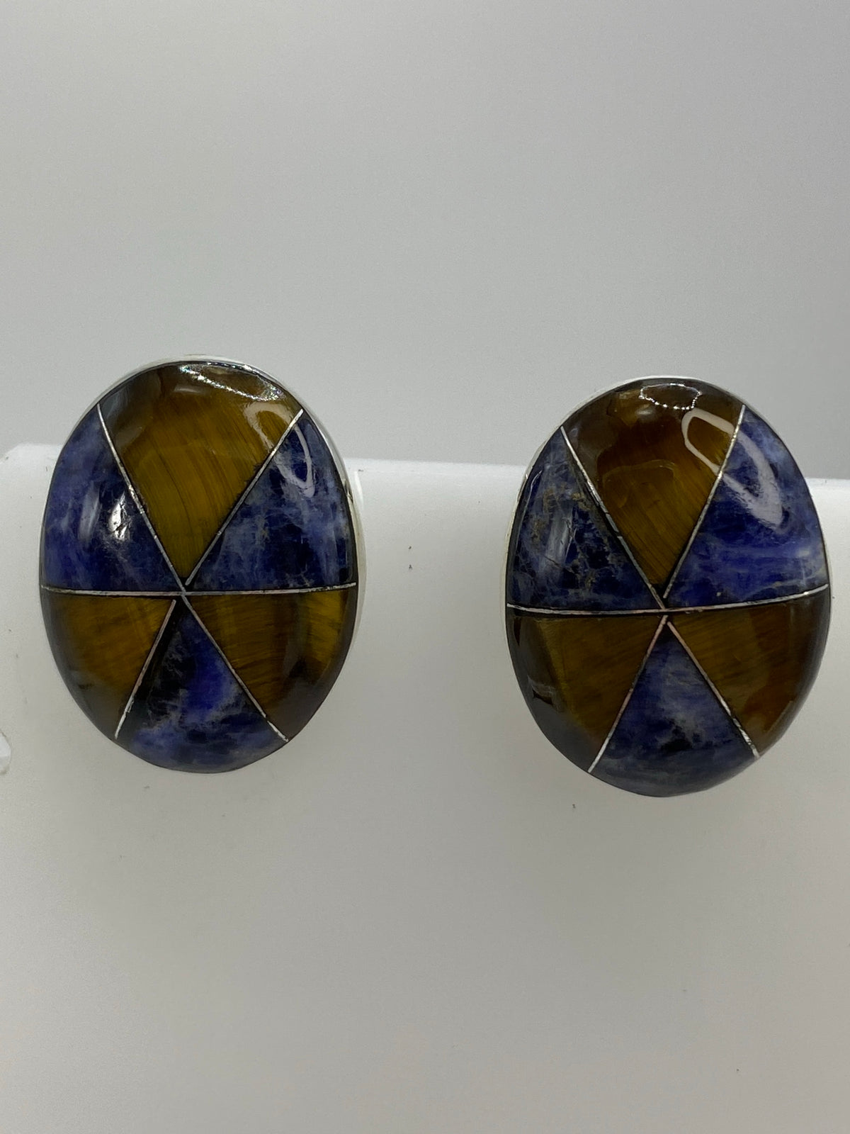 Par de aretes de plata 925 con lapislázuli azul y ojo de tigre café, tamaño 2 cm, engaste a mano de Taxco