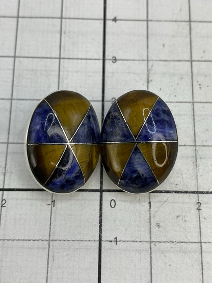 Aretes sobre regla mostrando el tamaño real de 2 cm de largo
