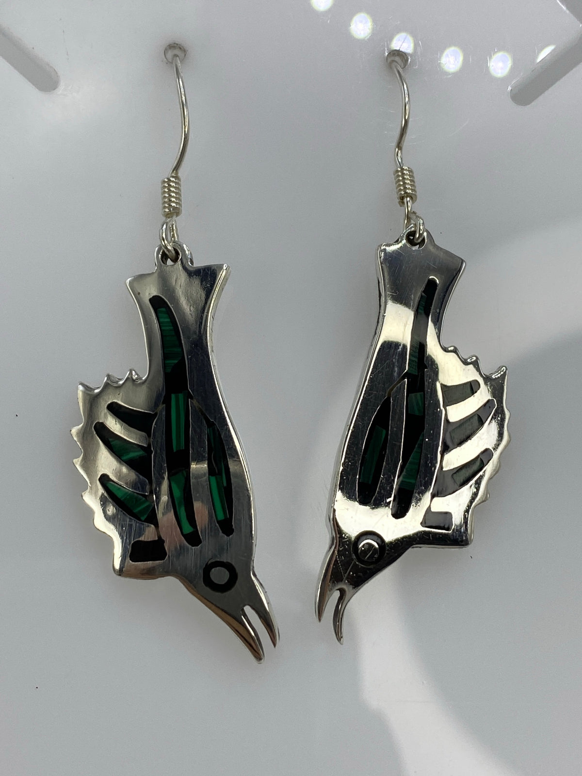 Par de aretes de plata 925 en forma de alas con ópalo de fuego verde engastado, diseño geométrico prehispánico