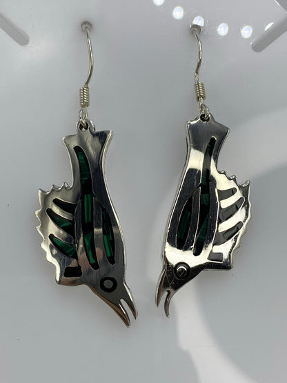 Par de aretes de plata 925 en forma de alas con ópalo de fuego verde engastado, diseño geométrico prehispánico