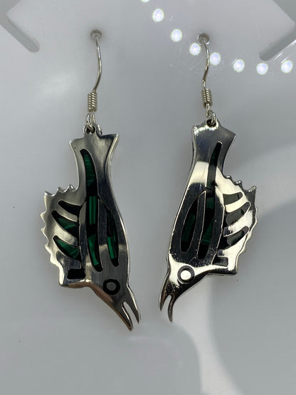 Detalle frontal de los aretes de plata con ópalo de fuego verde brillante y lineas satinadas de las alas