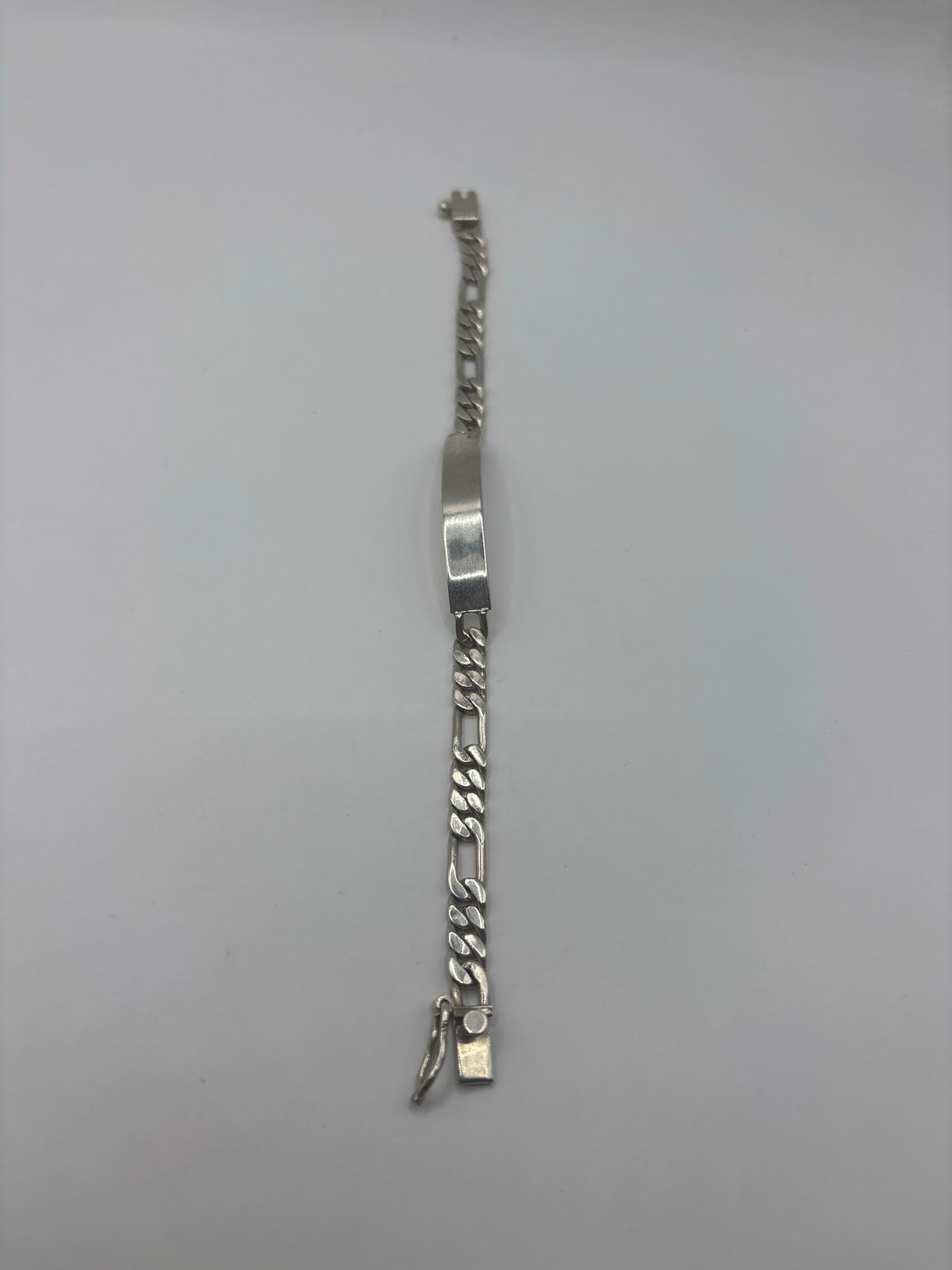 Pulsera de eslabones cubanos en plata .925, vista frontal en ángulo vertical