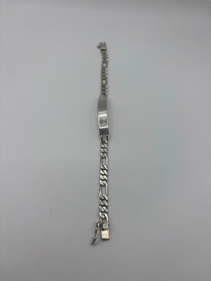 Pulsera de eslabones cubanos en plata .925, vista frontal en ángulo vertical