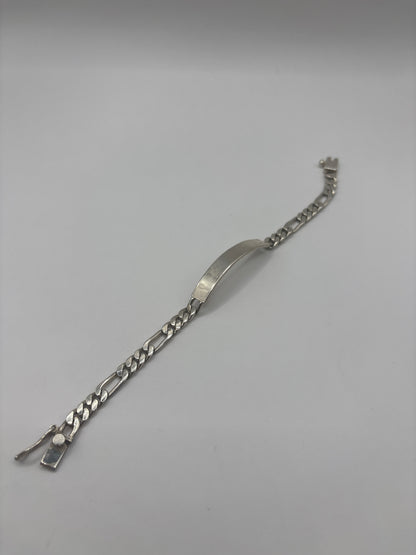 Detalle de eslabones entrelazados de la pulsera, grosor de 6 mm visible