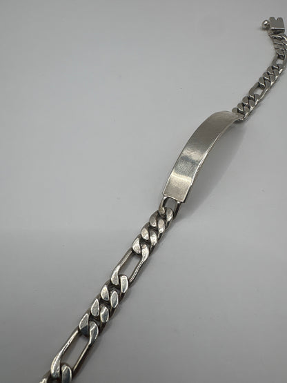 Pulsera de eslabones cubanos colocada en muñeca, acabado pulido brillante